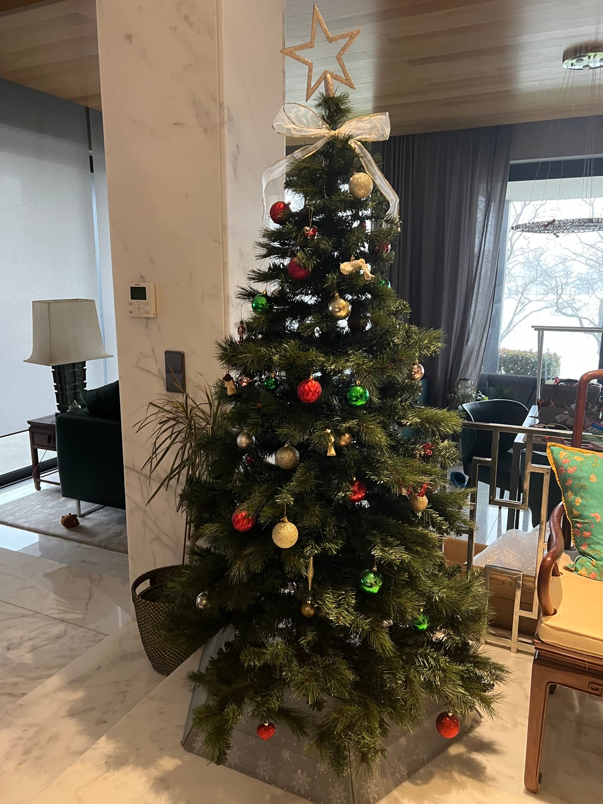 Xmas tree (2m) with lights, stand, skirt, ornaments