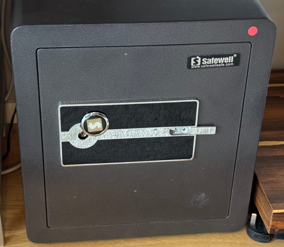 Safe with keys approx 40 x 40 x 40 cm